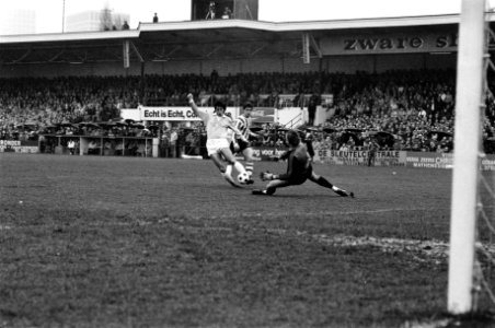 Voetbalwedstrijd Sparta - Ajax 3-4 La Ling (l) stuit op doelman Doesburg, Bestanddeelnr 930-5763