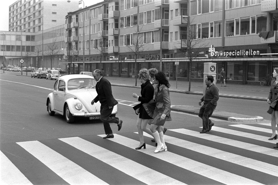 Voetgangers steken het zebrapad over, Bestanddeelnr 923-4427