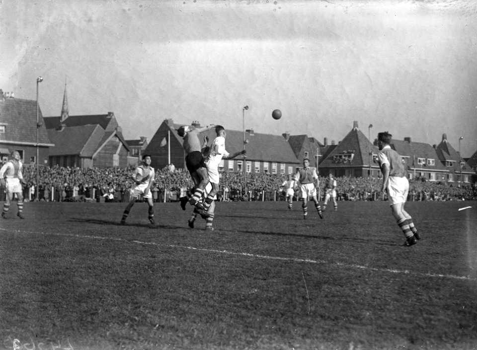 Voetbalwedstrijd De Volewijckers-Ajax (1-0) op het Mosveld in Amsterdam Noord. D, Bestanddeelnr 902-4063