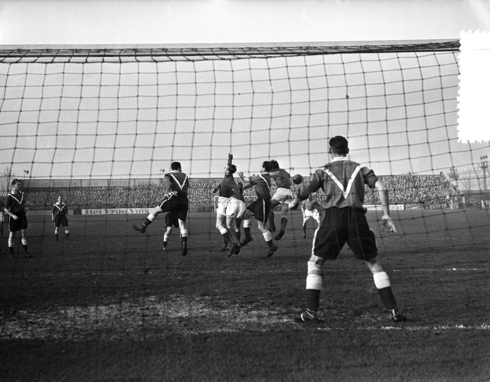 Voetbal Spartaterrein . Gouden OnafhankelijkheidsBeker Rotterdam tegen Bondselft, Bestanddeelnr 906-8557