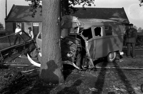 Volkswagenbusje met zeven arbeiders tegen rijdende vrachtwagen in Liessel, gemee, Bestanddeelnr 917-9613