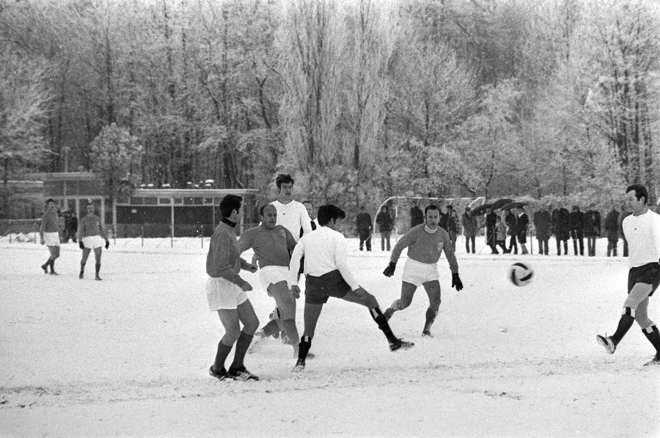Voetbalwedstrijd oud-internationals tegen KHFC zgn. nieuwjaarswedstrijd,, Bestanddeelnr 924-1390
