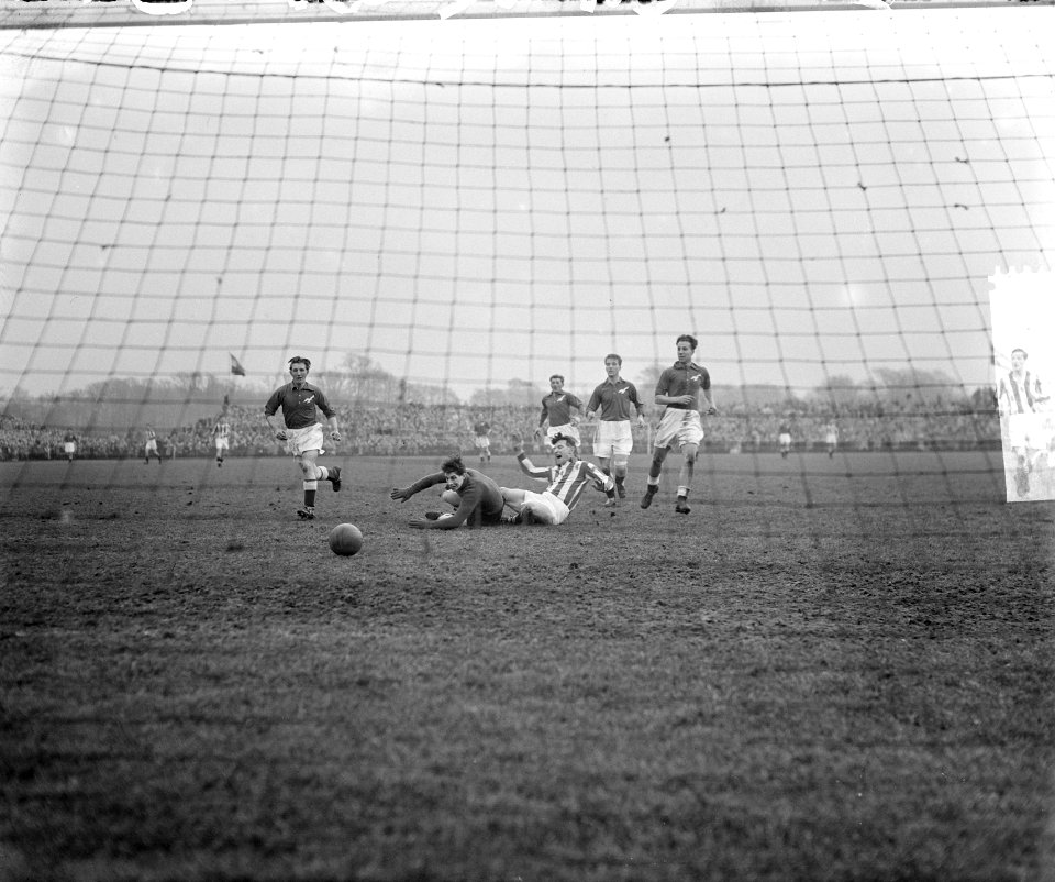 Voetbal Stormvogels tegen Heerenveen. Spelmoment, Bestanddeelnr 905-4689