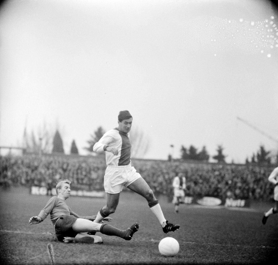Voetbalwedstrijd Willem II - Ajax te Tilburg 1-4, Sjaak Swart in duel met Nico , Bestanddeelnr 918-5520