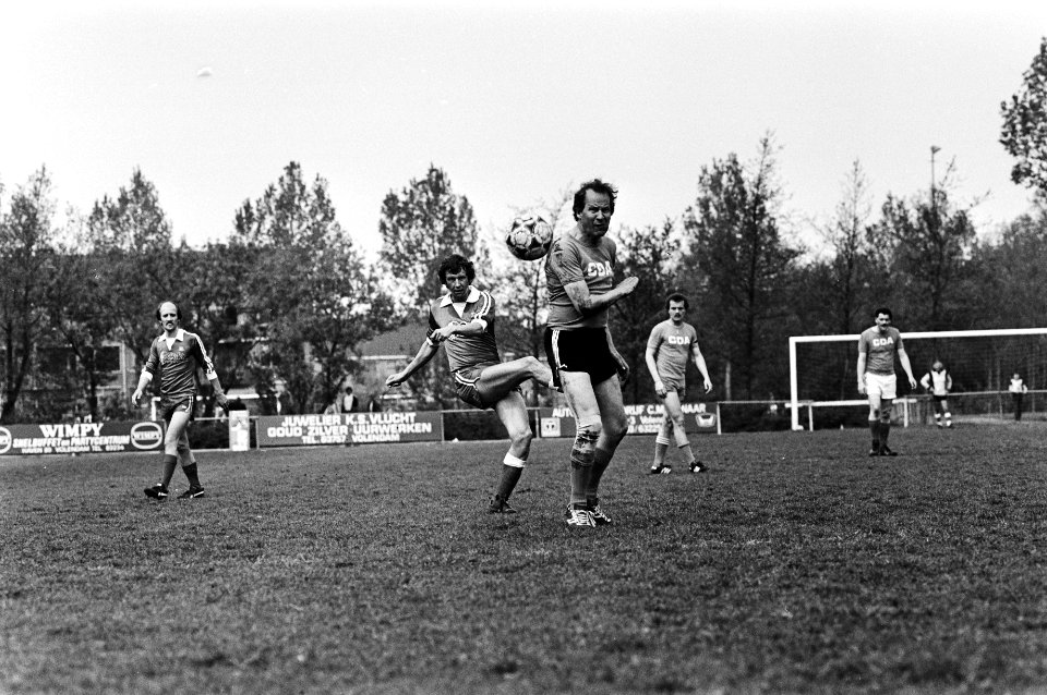 Voetbalwedstrijd tussen CDA tegen artiesten en omroepmedewerkers als verkiezingsstunt, Brokx (CDA, volkshuisvesting), Bestanddeelnr 931-4779