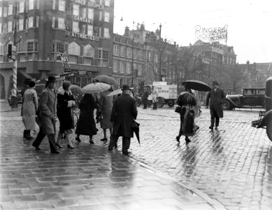 Voetgangers steken over bij de Munt in een regenachtig Amsterdam, Bestanddeelnr 252-0964