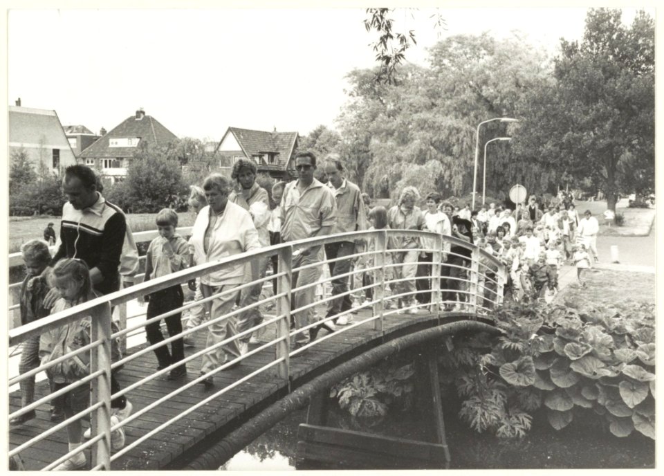 Voetgangersbrug over de Houtvaart, tussen Abel Tasmankade en Houtmanpad. Drukte op deze brug vanwege de avondvierdaagse 1989. NL-HlmNHA 54023736