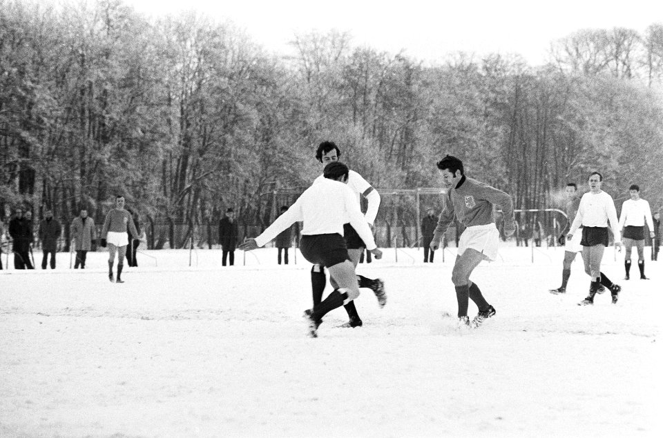 Voetbalwedstrijd oud-internationals tegen KHFC zgn. nieuwjaarswedstrijd, Haarlem, Bestanddeelnr 924-1391