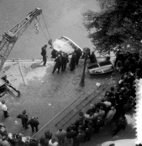 Volkswagenbusje te water in de Singel, Bestanddeelnr 916-7080