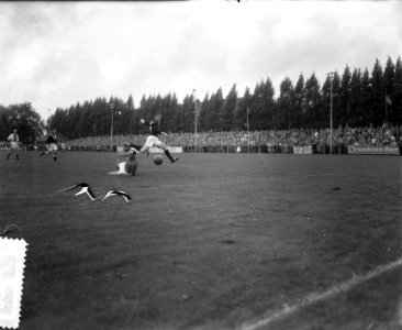 Voetbal Volewijckers tegen Enschede 1-6, Abe Lenstra in actie, Bestanddeelnr 907-3480