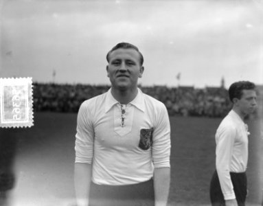 Voetbalwedstrijd Oost Nederland tegen Noordoost Frankrijk in Enschede. Wim Bleij, Bestanddeelnr 905-6365