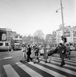 Voetgangers op een zebra in de Leidsestraat, Bestanddeelnr 927-0002