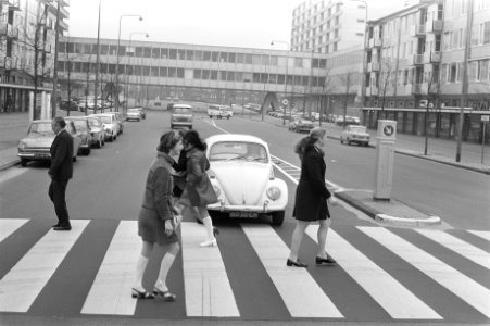 Voetgangers steken het zebrapad over, Bestanddeelnr 923-4429