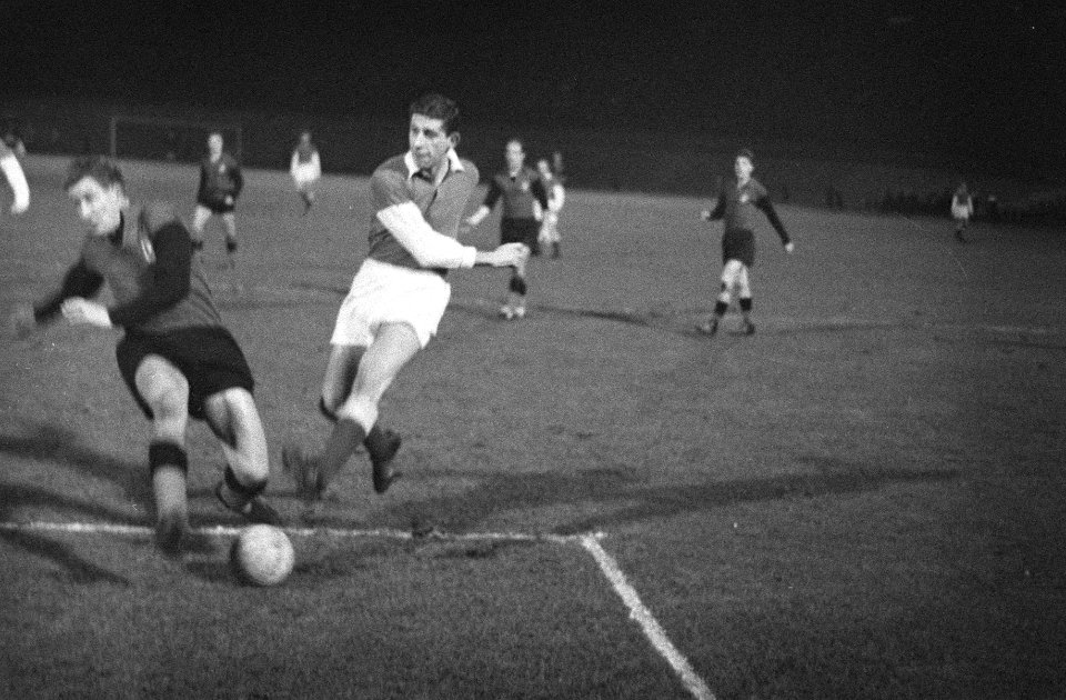 Voetbalwedstrijd tussen Amsterdams en Rotterdams elftal, Cor van der Gijp in act, Bestanddeelnr 911-0361