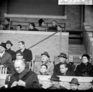Voetbalwedstrijd Willem II - Ajax te Tilburg 1-4 bondscoach Kessler (midden, b, Bestanddeelnr 918-5524