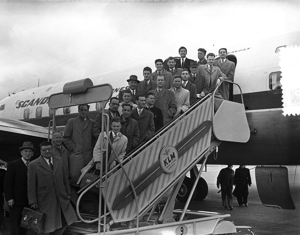 Voetbal vertrek Nederlands elftal Schiphol naar Zweden, Bestanddeelnr 906-4691