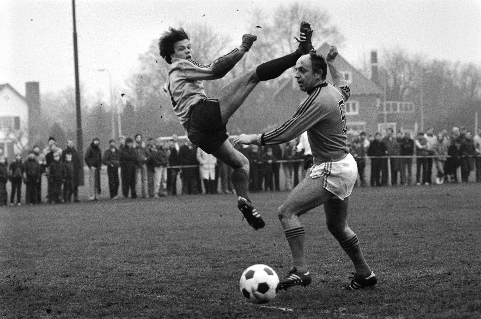 Voetbal tussen KHFC tegen oud-internationals in Haarlem. Leen van der Lugt (r.) , Bestanddeelnr 931-8899