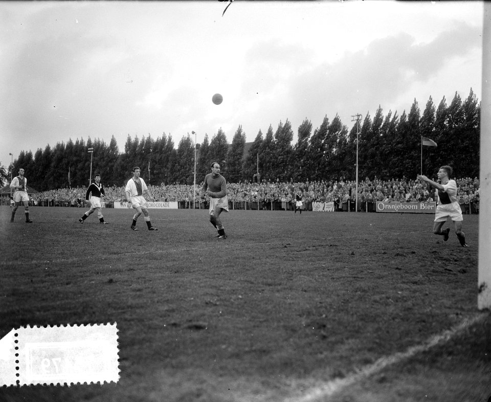 Voetbal Volewijckers tegen Enschede 1-6, Abe Lenstra in actie, Bestanddeelnr 907-3479