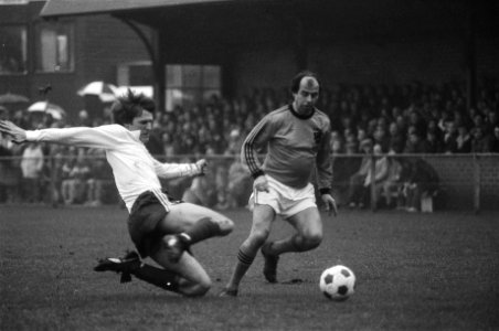 Voetbal tussen KHFC tegen oud-internationals in Haarlem. Coen Moulijn (r.) in du, Bestanddeelnr 931-8898