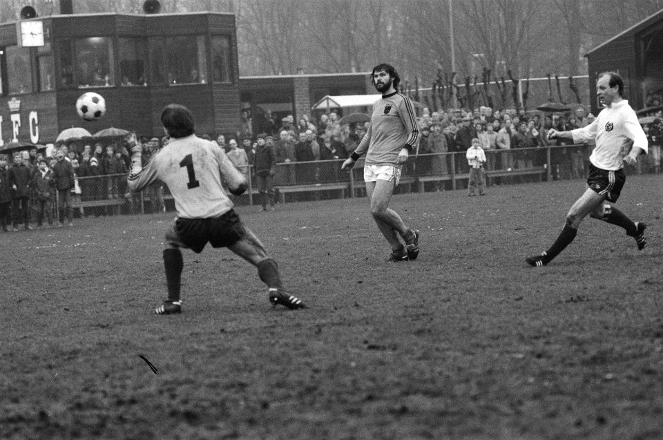 Voetbal tussen KHFC tegen oud-internationals in Haarlem. Barry Hulshoff, Bestanddeelnr 931-8900