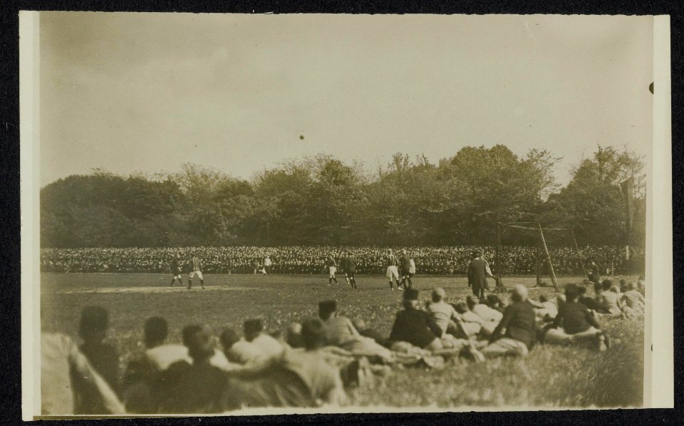 Voetbalwedstrijd met veel publiek, Bestanddeelnr 158-1287
