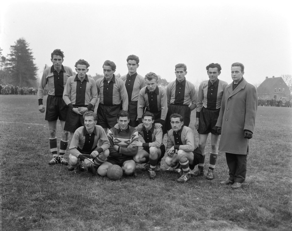 Voetbalwedstrijd Hongaren tegen SDC Putten (Gelderland) Elftal Hongaren, Bestanddeelnr 908-1618