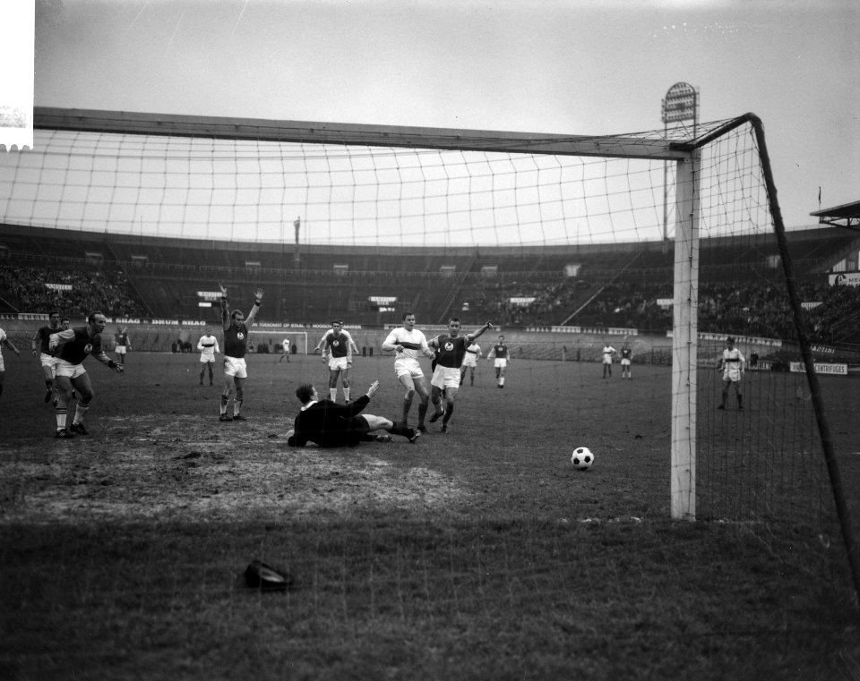 Voetbalwedstrijd DWS tegen Go Ahead te Amsterdam 1-2 spelmoment, Bestanddeelnr 918-5533