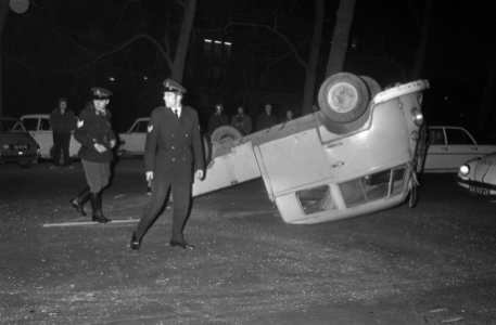 Volkswagen bestelauto over de kop op Mauritskade Amsterda Politiemannen proberen, Bestanddeelnr 923-4228