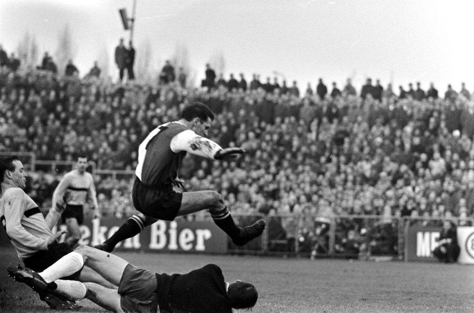 Voetbalwedstrijd DOS - Feyenoord 0-3 te Utrecht keeper Ruitenbeek (DOS) in duel, Bestanddeelnr 918-5515