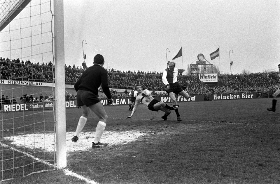 Voetbalwedstrijd DOS - Feyenoord te Utrecht 0-3 Piet Kruiver tijdens het scor…, Bestanddeelnr 918-5519
