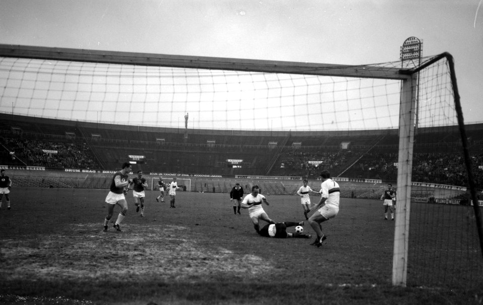 Voetbalwedstrijd DWS tegen Go Ahead te Amsterdam 1-2 keeper Van Zoghel in het , Bestanddeelnr 918-5532