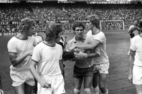 Voetbalwedstrijd in het Feyenoordstadion in Rotterdam. Uit protest tegen een oms, Bestanddeelnr 928-1191