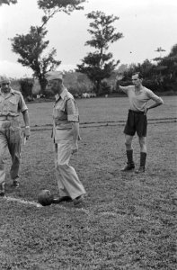 Voetbalwedstrijd In het midden kolonel DRA van Langen, Bestanddeelnr 176-6-1