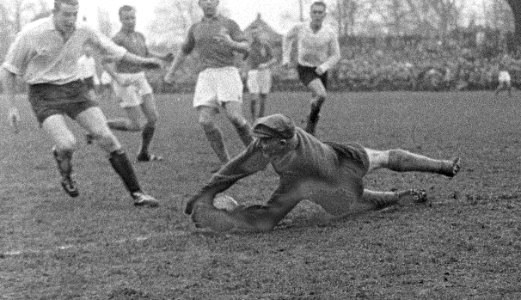 Voetbalwedstrijd Oud Internationals tegen HFC, Leo Halle in actie, Bestanddeelnr 910-9076