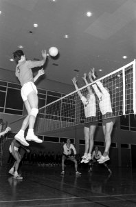 Volleyballer Joop Tinkhof (links) tijdens een smash, Bestanddeelnr 918-4714