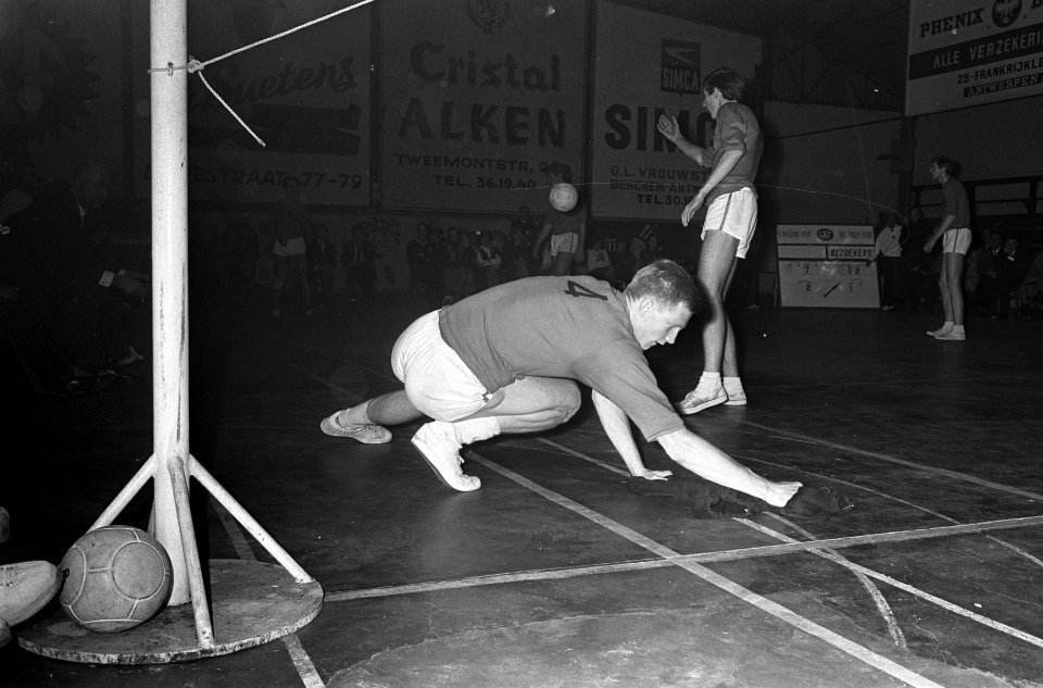 Volleybal Belgie tegen Nederland 3-2, Mulder tijdens wedstrijd bezig met handdoe, Bestanddeelnr 918-5821