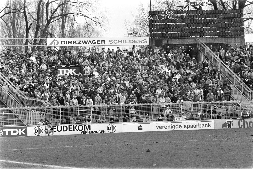 Volle tribunes in voetbalstadion (Ajax), Bestanddeelnr 932-9275