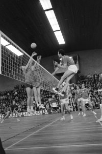 Volleybalwedstrijd Blokker-AMVJ Tinkhof (rechts) van Blokker smasht, Bestanddeelnr 921-8823