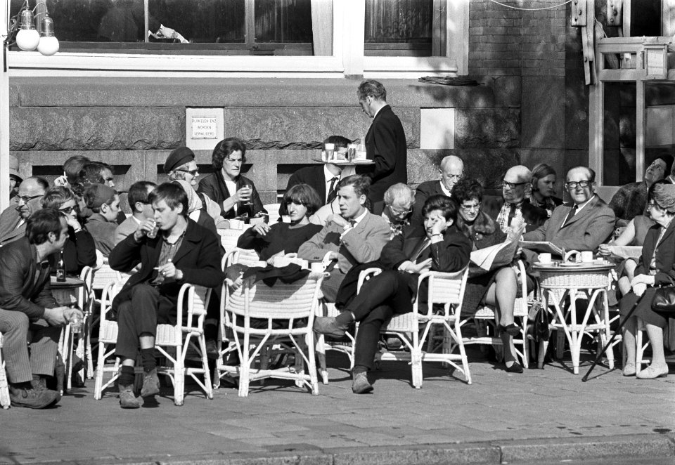 Volle terrasjes in de herfstzon bij Café Americain aan het Leidseplein te Amster, Bestanddeelnr 919-6510