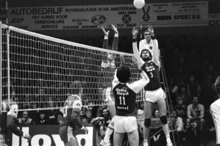 Volleybal Europacup-I Delta Loyd tegen Cus Torino 3-1 Ruud de Wit (3) hier in ak, Bestanddeelnr 931-2223