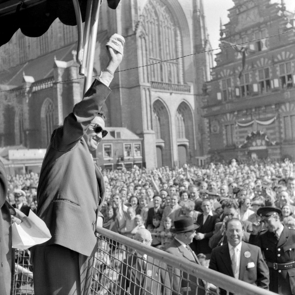 Volkszanger Johnny Jordaan zingt op de Grote Markt, NL-HlmNHA 1478 1488 A