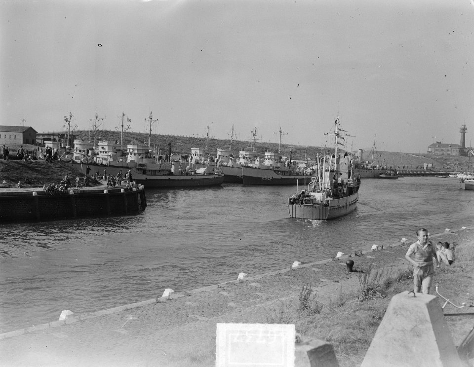 Vlootoefening Factotum. Vlootschouw mijnenvegers voor Scheveningen. In de Sche, Bestanddeelnr 904-6737