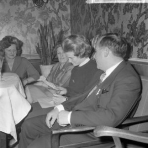 Vlnr inks mevrouw Benedi, Sjoukje Dijkstra en trainer Arnold Gerschwiler, Bestanddeelnr 916-1146