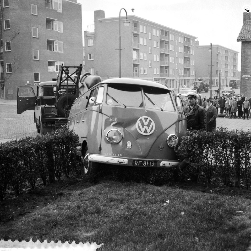 Volkswagenbestelauto in tuin, door botsing in Nieuw West, Bestanddeelnr 910-8822