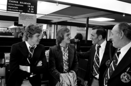 Vlnr de spelers Jansen en Neeskens en trainer Knobel, Bestanddeelnr 927-9567