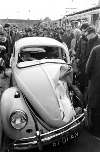 Volkswagen tegen tram op hoek van Nassaukade en Frederik-Hendrikplantsoen, Bestanddeelnr 918-9882