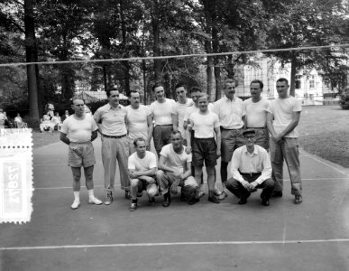 Volleybal Russische tegen Amerikaanse Ambassades, elftallen, Bestanddeelnr 907-2871