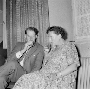 Vlnr Burgemeester Creutzberg van Kröv en Hilde Eschen proeven wijn, Bestanddeelnr 254-3974