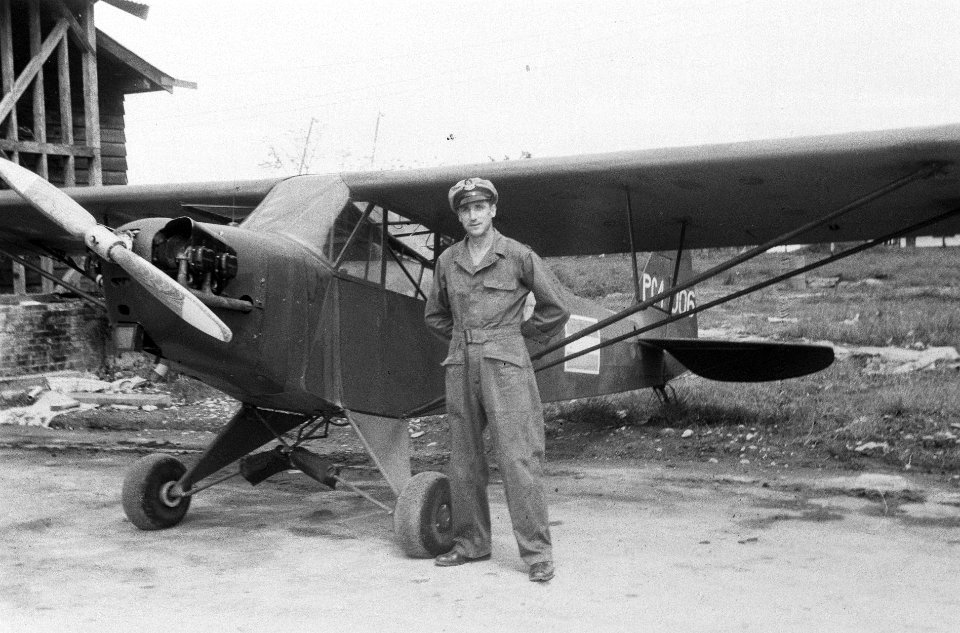 Vliegenier poseert bij Piper L-4J Cub Grashopper zie fotonr. 5895, Bestanddeelnr 5902