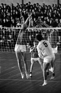 Volleybal Blokker tegen Dynamo 1-3. Smash van Dynamo, nummer 6 De Vink, Bestanddeelnr 921-1701